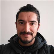 Profesor imparte clases de pilates, psicomotricidad y educación corporal a grupos de todas las edades